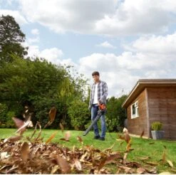 Black & Decker BLACK+DECKER BEBLV300SB-QS Bladblazer - 404 Km/u - 3000W - Zuig-/blaasfunctie - Gesnoerd 20 Black & Decker BLACK+DECKER BEBLV300SB-QS Bladblazer - 404 Km/u - 3000W - Zuig-/blaasfunctie - Gesnoerd -Tuingereedschaps Winkel 1200x1195 4