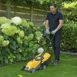 Powerplus POWXG6212T Elektrische Grasmaaier - Grasmachine Voor Kleine En Middelgrote Tuin - 1300W - Maaibreedte 320mm - Verstelbare Maaihoogte - 30L Opvangbak - Incl. Grastrimmer 250W -Tuingereedschaps Winkel 1200x1200 373