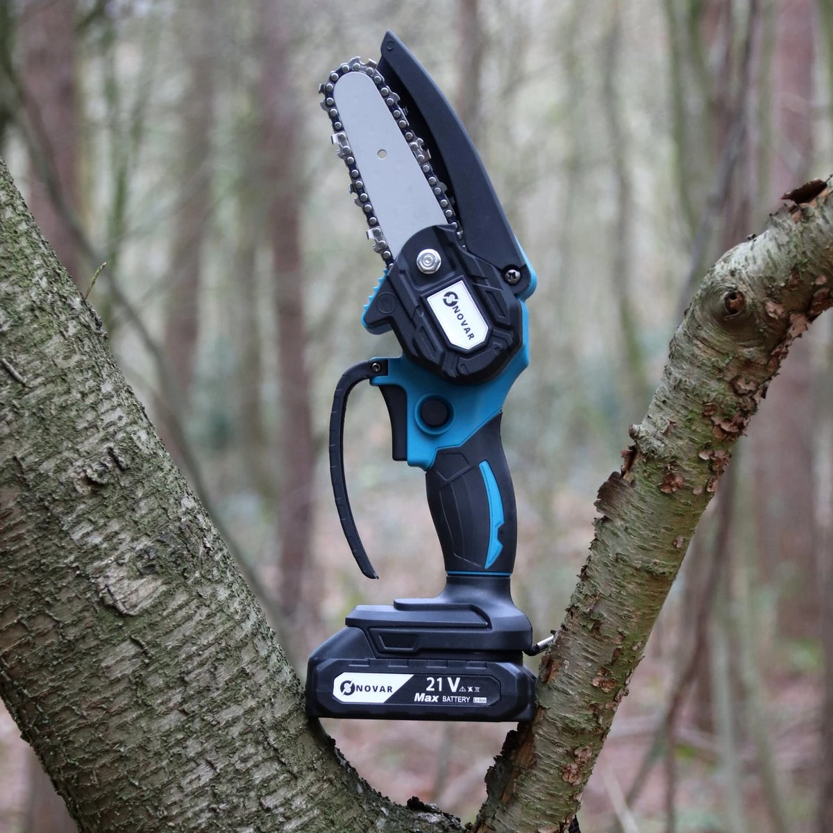 NovarGarden® Mini Kettingzaag NG1 - Met 2x Accu - Takkenzaag - Snoeizaag - Electrisch - Handzaag - Boomzaag - 21V 9 NovarGarden® Mini Kettingzaag NG1 - Met 2x Accu - Takkenzaag - Snoeizaag - Electrisch - Handzaag - Boomzaag - 21V - Afbeelding 7