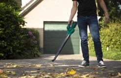 VONROC Accu Bladblazer – VPower 20V – 2 Standen – Max. Blaassnelheid 190km/u – Incl. Accu En Oplader -Tuingereedschaps Winkel 1200x778 1