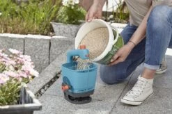 GARDENA - Handstrooier M - Strooikar- 100m2 - 1.8 Liter -Tuingereedschaps Winkel 1200x799 100