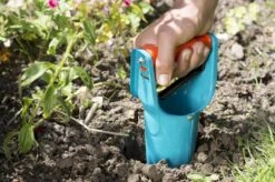GARDENA Bollenplanter - Diepteaanduiding - Automatische Aardeloslating -Tuingereedschaps Winkel 1200x799 5