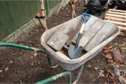 Silverline Mini Spade Met Ronde Kop En Houten Schacht - 70 Cm -Tuingereedschaps Winkel 1200x803 1