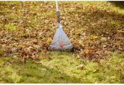 GARDENA Combisysteem Bladhark Hark - Werkbreedte Verstelbaar 30/50 Cm - Aanbevolen Steellengte 130 Cm -Tuingereedschaps Winkel 1200x823