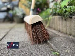 Synx Tools Gemeente Bezem 45 Cm - Straatbezem / Stadsbezem - Steel 150 Cm - Harde Natuurvezels - Bezemsteel - Bezems - Schrobborstels - Veger - Buitenbezem -Tuinbezem -Tuingereedschaps Winkel 1200x899 4