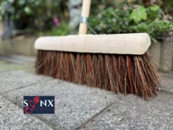 Synx Tools Gemeente Bezem 45 Cm - Straatbezem / Stadsbezem - Steel 150 Cm - Harde Natuurvezels - Bezemsteel - Bezems - Schrobborstels - Veger - Buitenbezem -Tuinbezem -Tuingereedschaps Winkel 1200x899 5