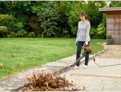 Black & Decker BLACK+DECKER BEBLV300SB-QS Bladblazer - 404 Km/u - 3000W - Zuig-/blaasfunctie - Gesnoerd 18 Black & Decker BLACK+DECKER BEBLV300SB-QS Bladblazer - 404 Km/u - 3000W - Zuig-/blaasfunctie - Gesnoerd -Tuingereedschaps Winkel 1200x911 2