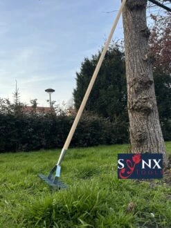 Synx Tools Verticuteerhark Verzinkt - Gazonbeluchters - Verticuteer / Harken - Bodembewerkers - Tuinartikelen / Tuingereedschap - Inclusief Steel 160cm 11 Synx Tools Verticuteerhark Verzinkt - Gazonbeluchters - Verticuteer / Harken - Bodembewerkers - Tuinartikelen / Tuingereedschap - Inclusief Steel 160cm -Tuingereedschaps Winkel 899x1200 12